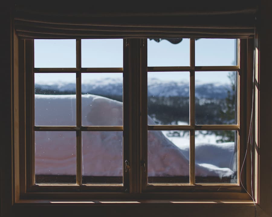 8 astuces faciles et économiques pour isoler ses fenêtres du froid hivernal